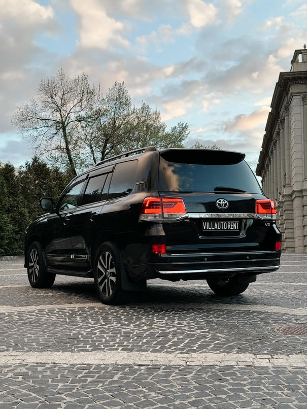 TOYOTA Land Cruiser 200